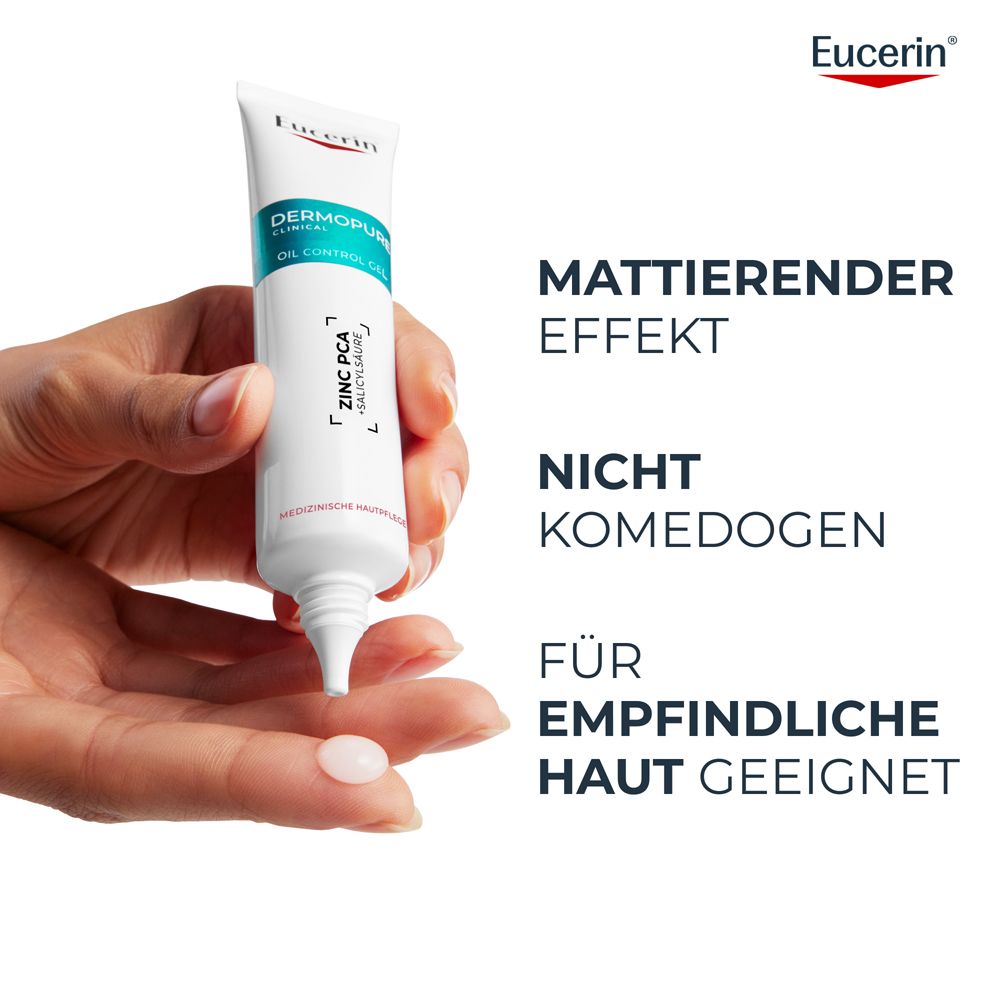 Hand hält Eucerin Dermopure Oil Control Gel Tube. Mattierender Effekt, nicht komedogen.