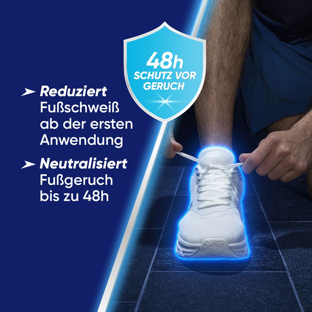 Person bindet Schnürsenkel. Text: Reduziert Fußschweiß, neutralisiert Fußgeruch. 48h Schutz vor Geruch. Schild-Symbol.