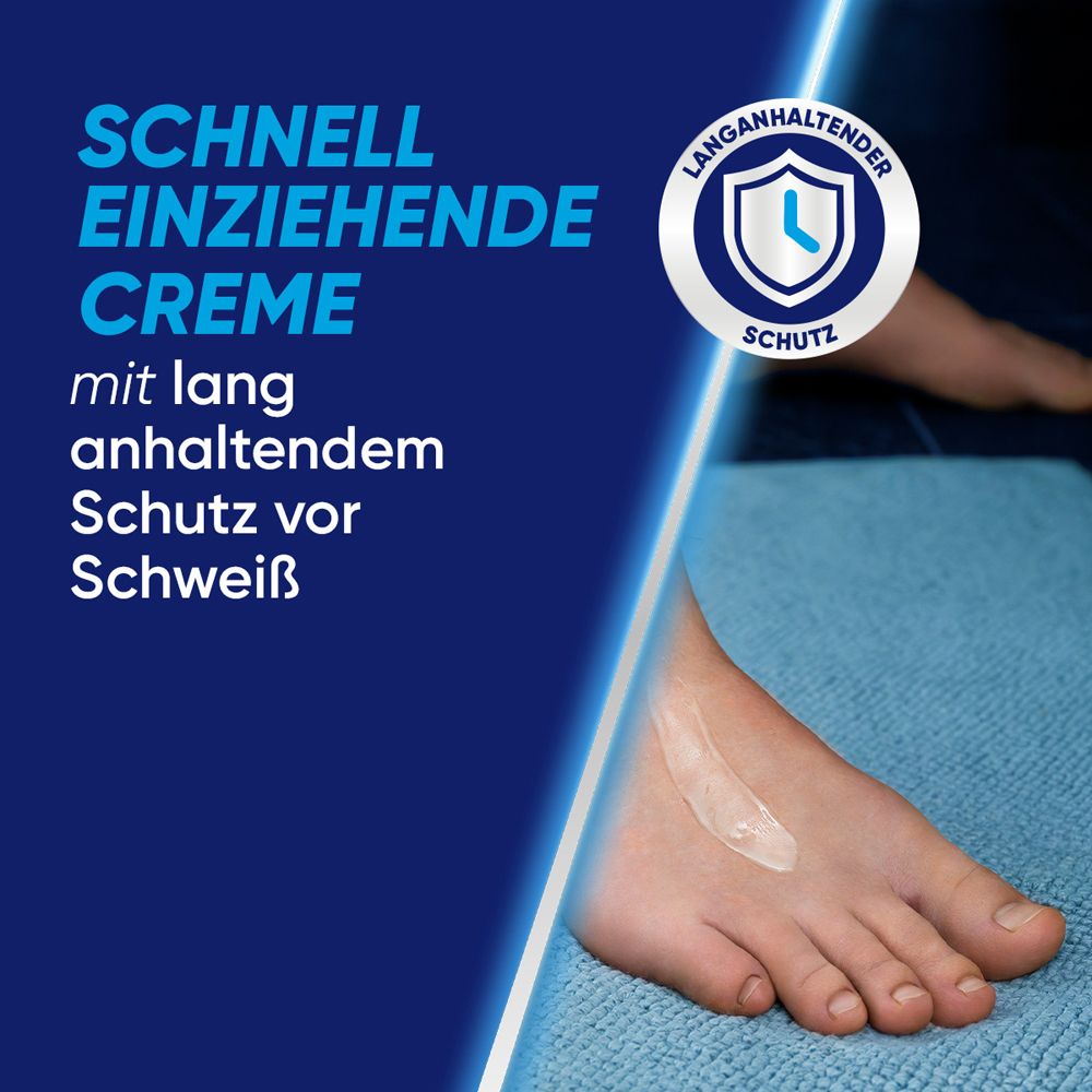 Fuß mit Creme. Text: Schnell einziehende Creme mit lang anhaltendem Schutz vor Schweiß. Schild-Symbol.