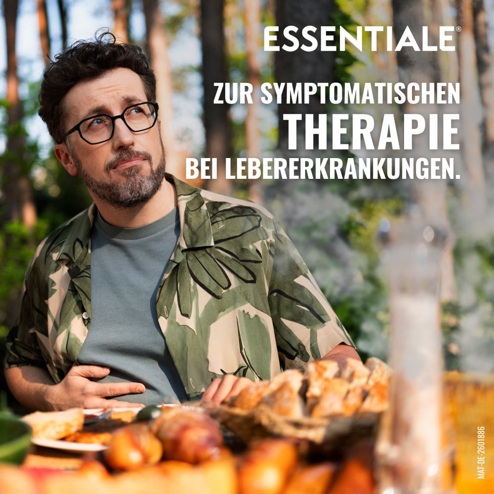 Mann sitzt im Freien, hält sich den Bauch. Text: Essentielle zur symptomatischen Therapie bei Lebererkrankungen.