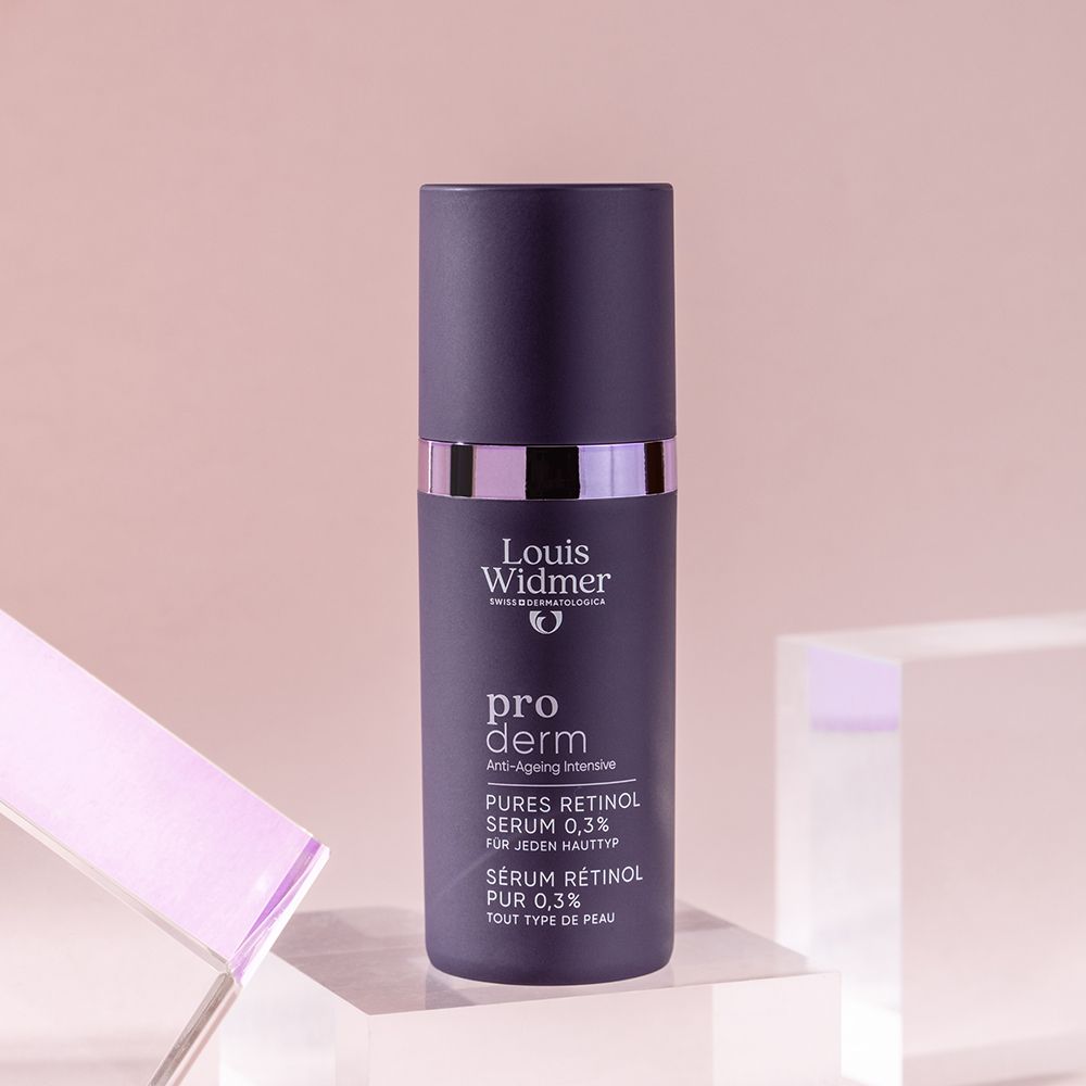 Dunkelgraue Flasche mit Pumpspender und silbernem Ring. Beschriftung: Louis Widmer, pro derm, Pures Retinol Serum 0,3%.