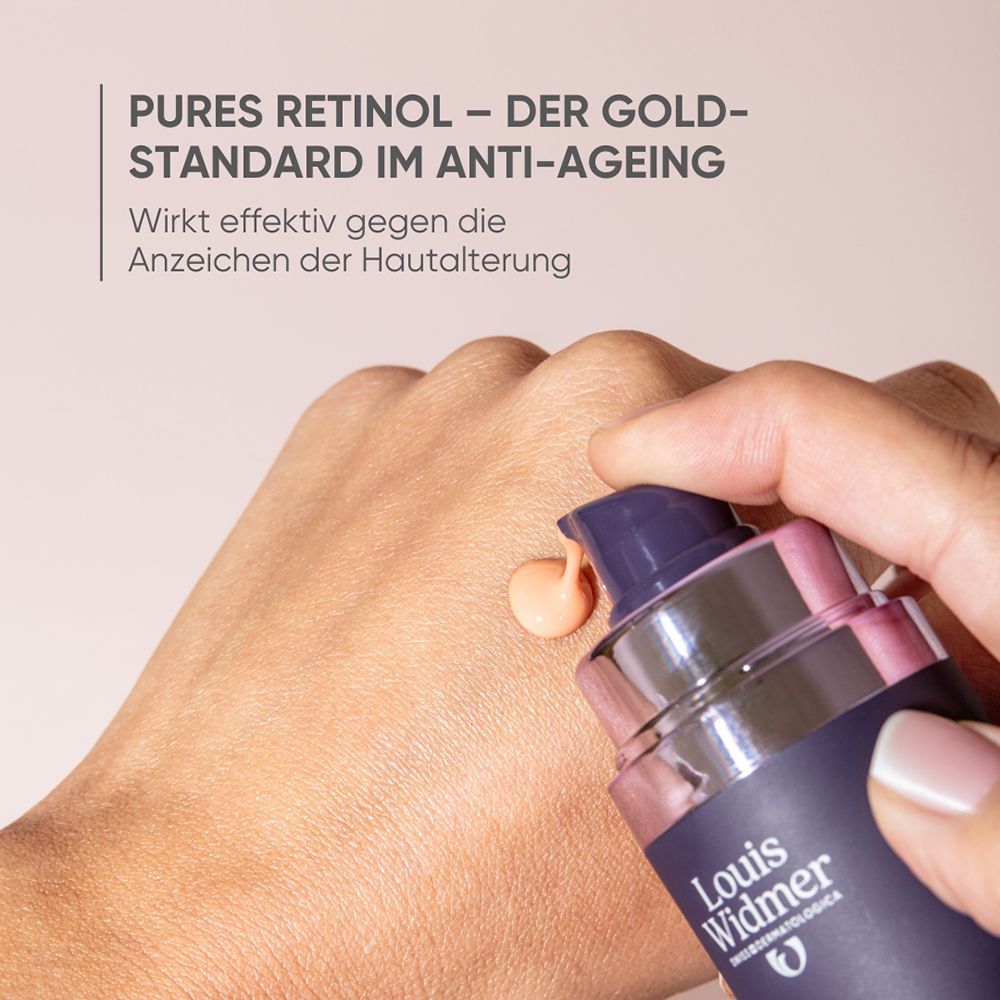 Hand mit Louis Widmer pro derm Serum Retinol 0,3%, das auf die Haut aufgetragen wird.