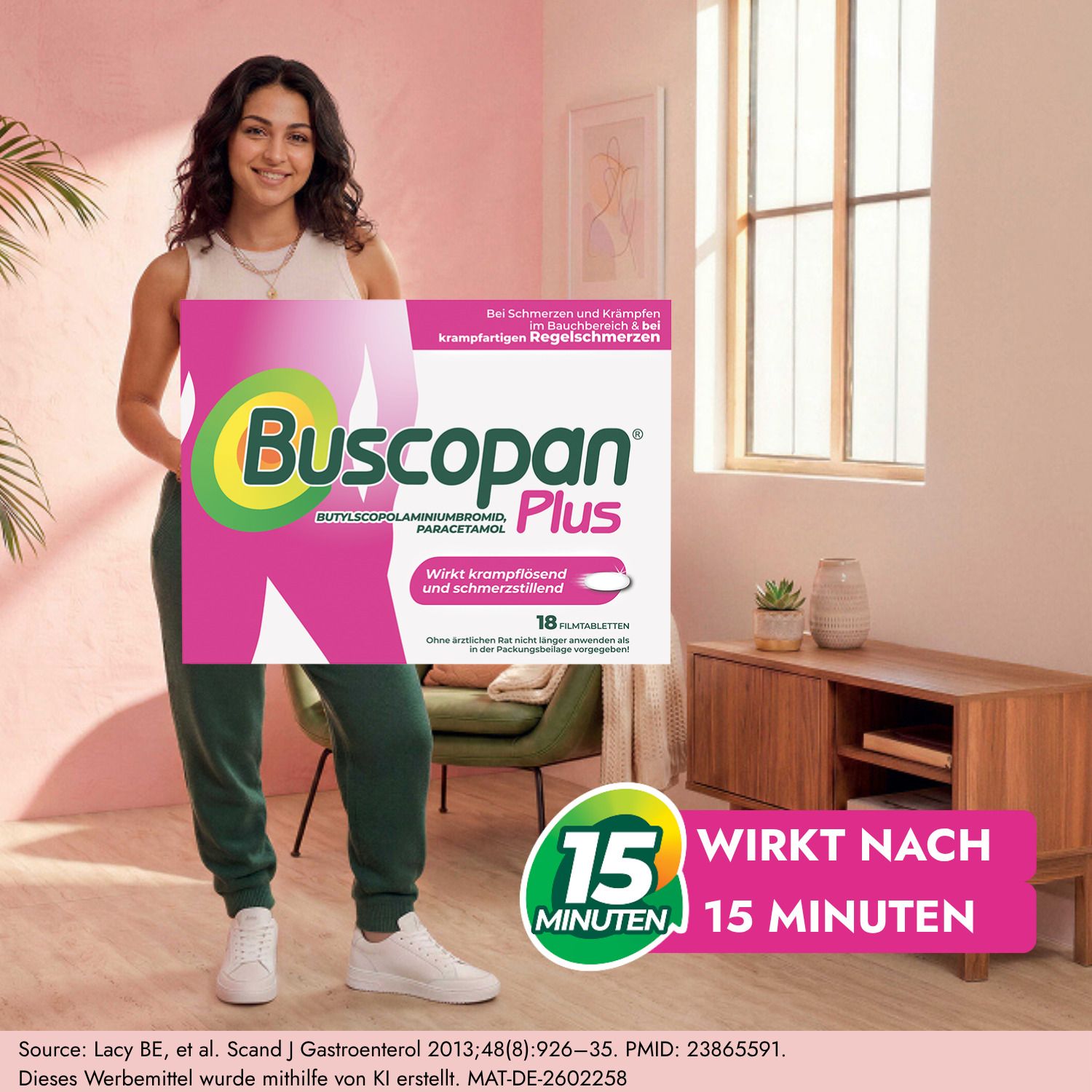 Frau hält Buscopan Plus Verpackung, wirkt nach 15 Minuten.