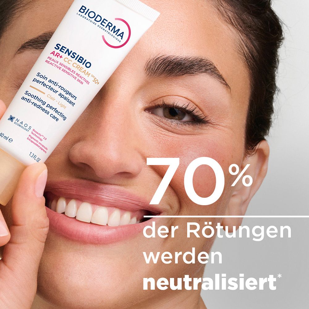 Frau mit Bioderma Sensibio AR+ CC Cream, LSF 50+.