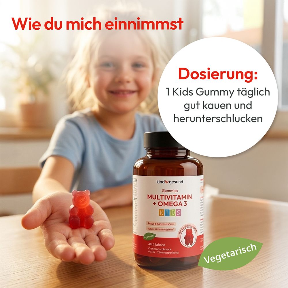 Kind sitzt am Tisch und hält ein Gummibärchen. Flasche mit kindgesund Gummies daneben. Vegetarisch.