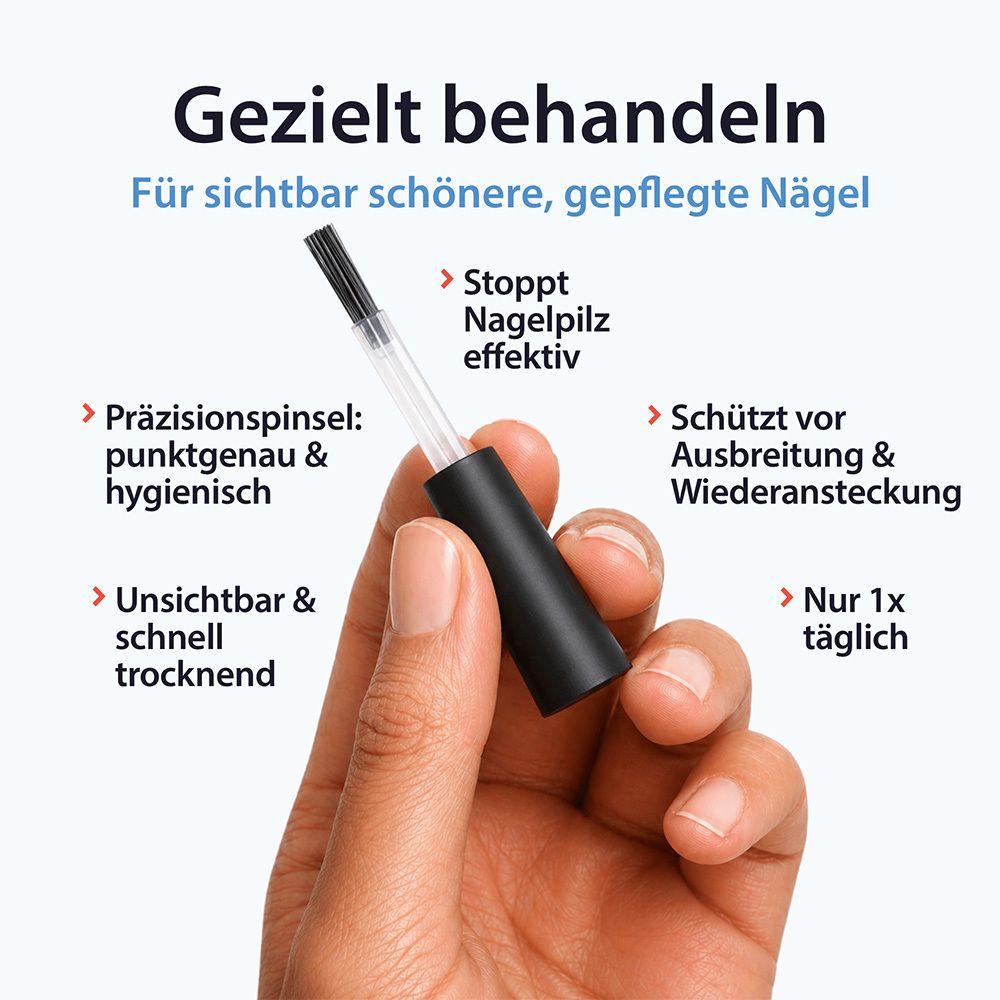 Hand hält Präzisionspinsel von AcetoCaustin Nagelpilz Lösung, mit Erläuterungen zur Anwendung.