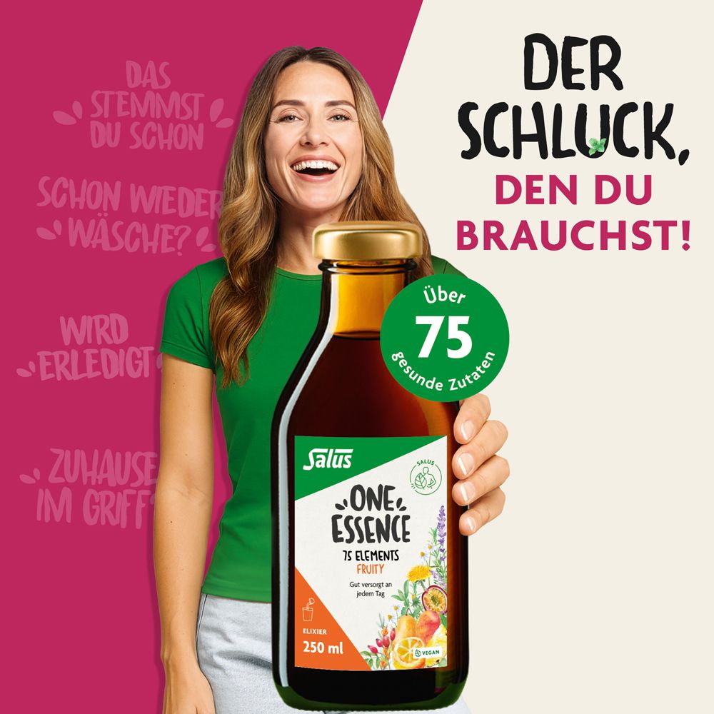 Frau hält Salus One Essence 75 Elements Fruity Elixier Flasche. Text: Der Schluck, den du brauchst!