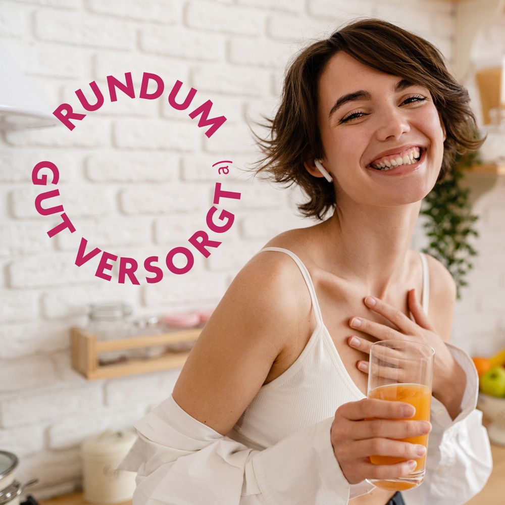 Lächelnde Frau mit einem Glas Salus One Essence Fruity Elixier. Text: Rundum gut versorgt.