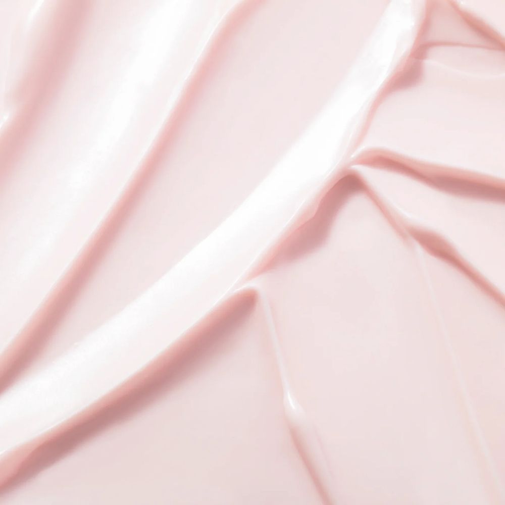 Nahaufnahme von rosa Creme. Die Creme ist glänzend und hat eine wellenförmige Struktur.