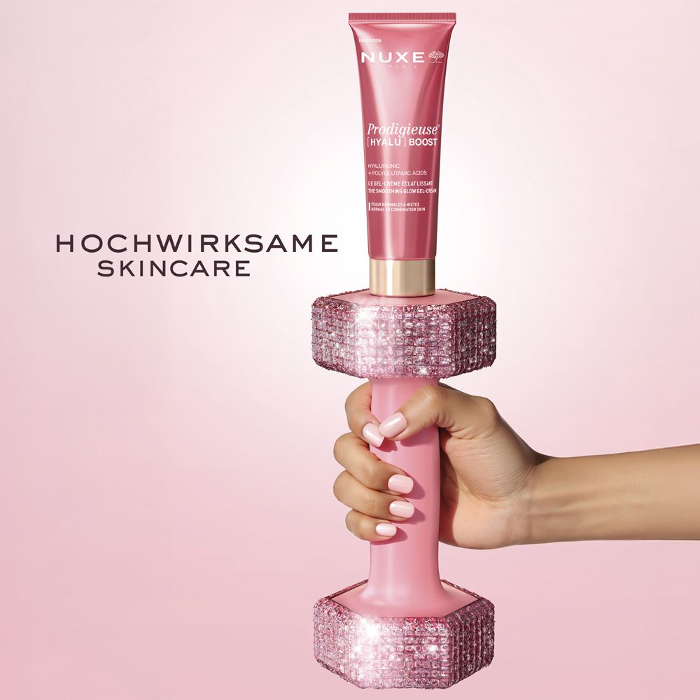 Hand hält Hantel mit Creme-Tube. Text: Hochwirksame Skincare.