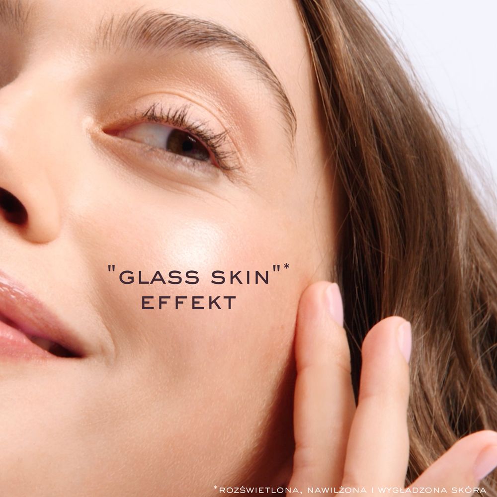 Nahaufnahme eines Gesichts. Text: "GLASS SKIN" EFFEKT. Haut wirkt glänzend und glatt.