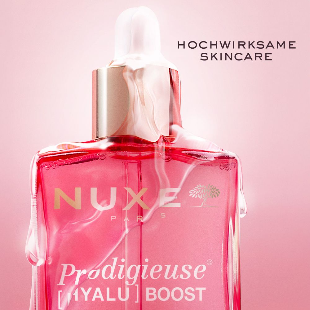 Nahaufnahme einer Serumflasche. Aufschrift: NUXE, Prodigieuse Hyalu Boost. Text: HOCHWIRKSAME SKINCARE.