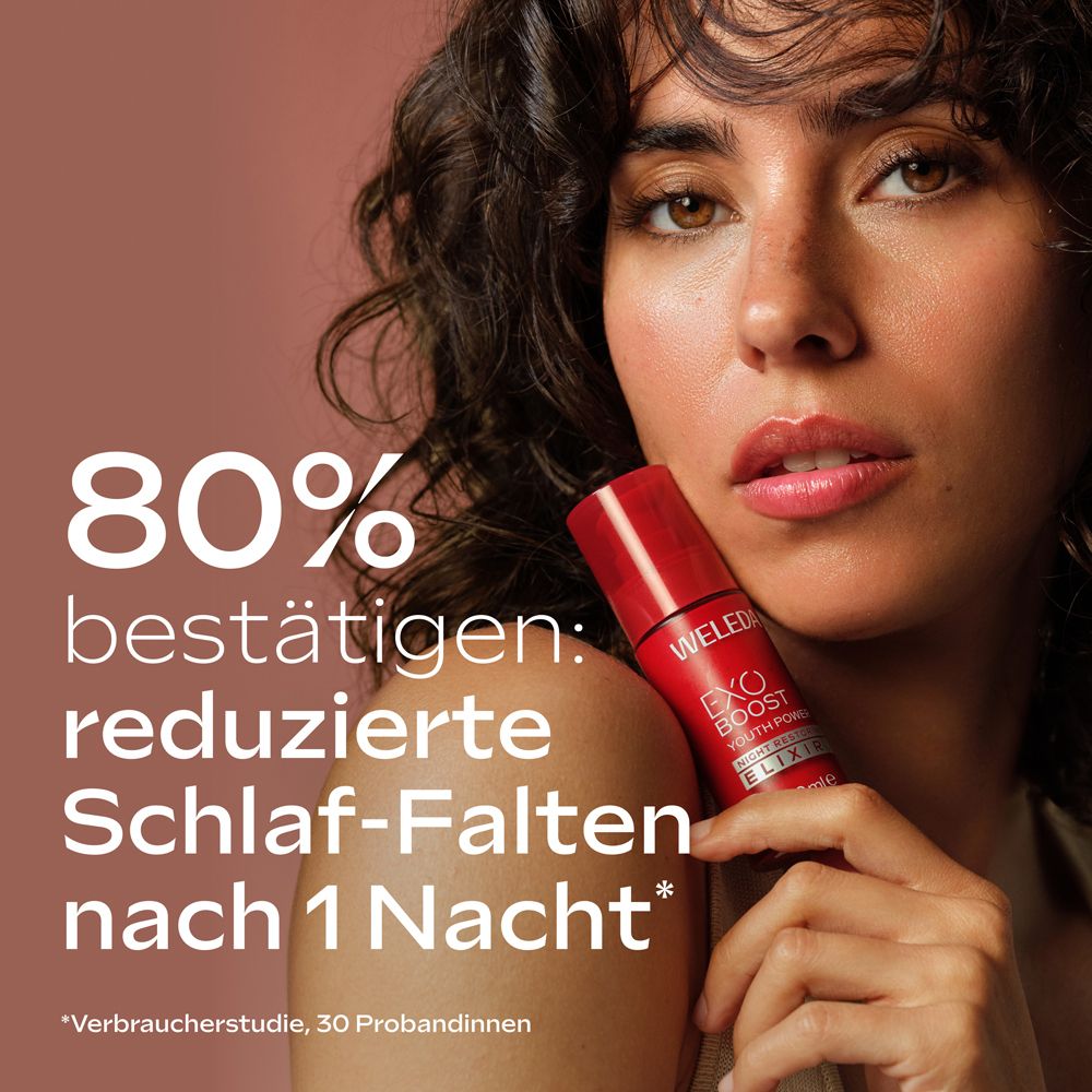 Frau hält Weleda Youth Power Exo Boost Repair Elixir. 80% bestätigen reduzierte Falten nach 1 Nacht.