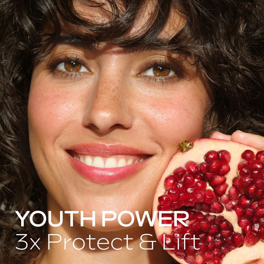 Frau mit Granatapfelhälfte, Weleda Youth Power 3x Protect & Lift.