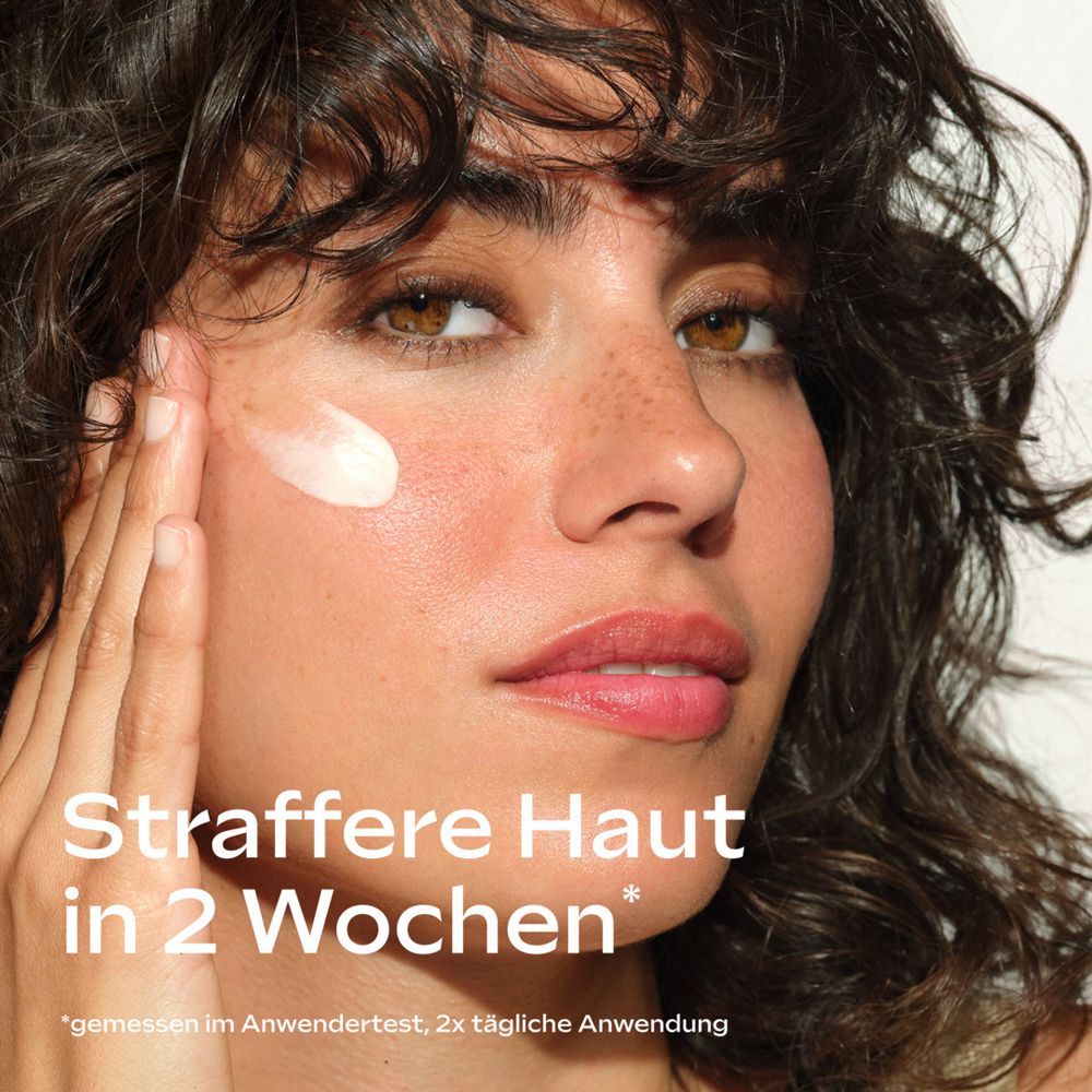 Frau trägt Weleda Youth Power Tagespflege auf für straffere Haut in 2 Wochen.