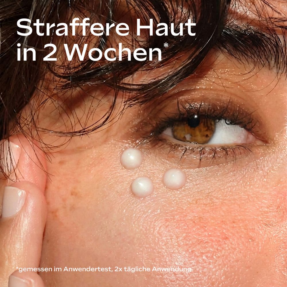 Nahaufnahme eines Auges mit aufgetragener Augenpflege und Text "Straffere Haut in 2 Wochen".