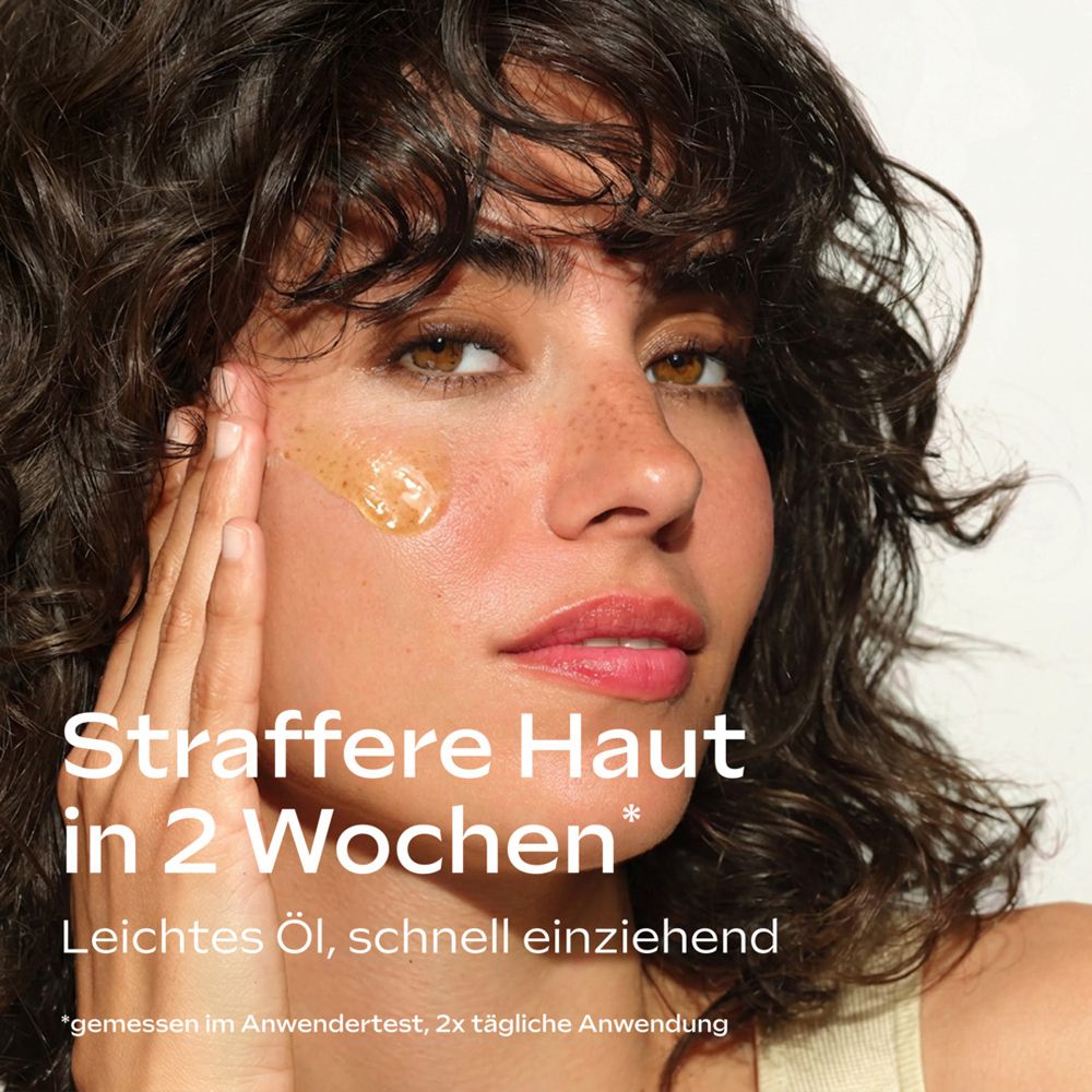 Frau trägt Gesichtsöl auf, das leicht und schnell einziehend ist.