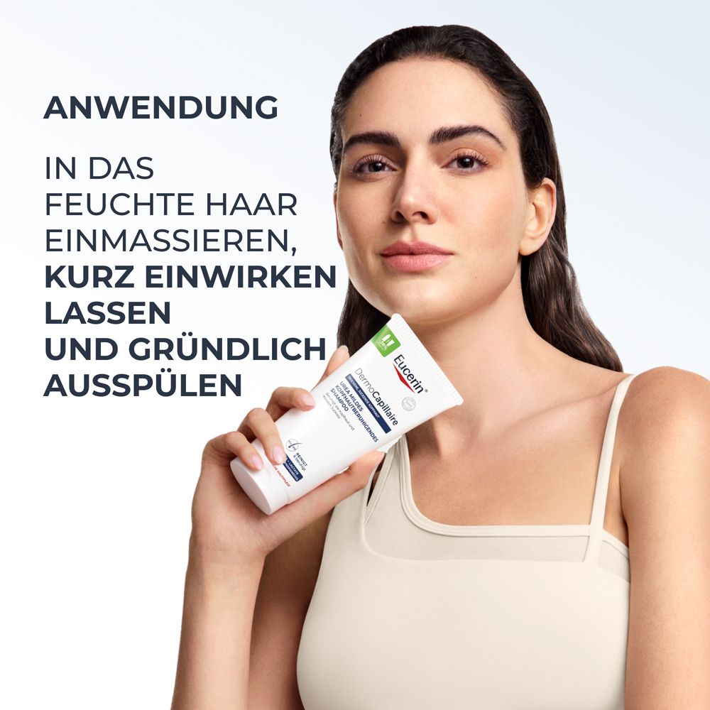 Frau mit weißem Unterhemd, hält Eucerin Shampoo. Anwendung: Einmassieren, einwirken lassen, ausspülen.