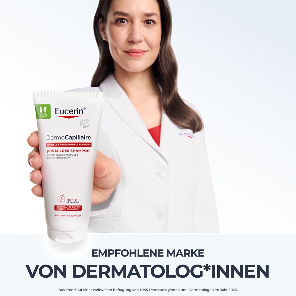 Frau im Laborkittel hält Eucerin DermoCapillaire pH5 Mildes Shampoo Tube, empfohlene Marke.