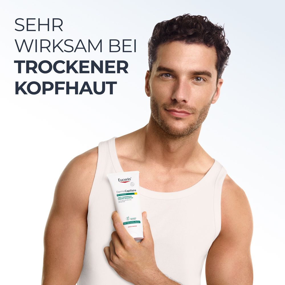 Mann mit Eucerin DermoCapillaire Anti-Schuppen Creme Shampoo.