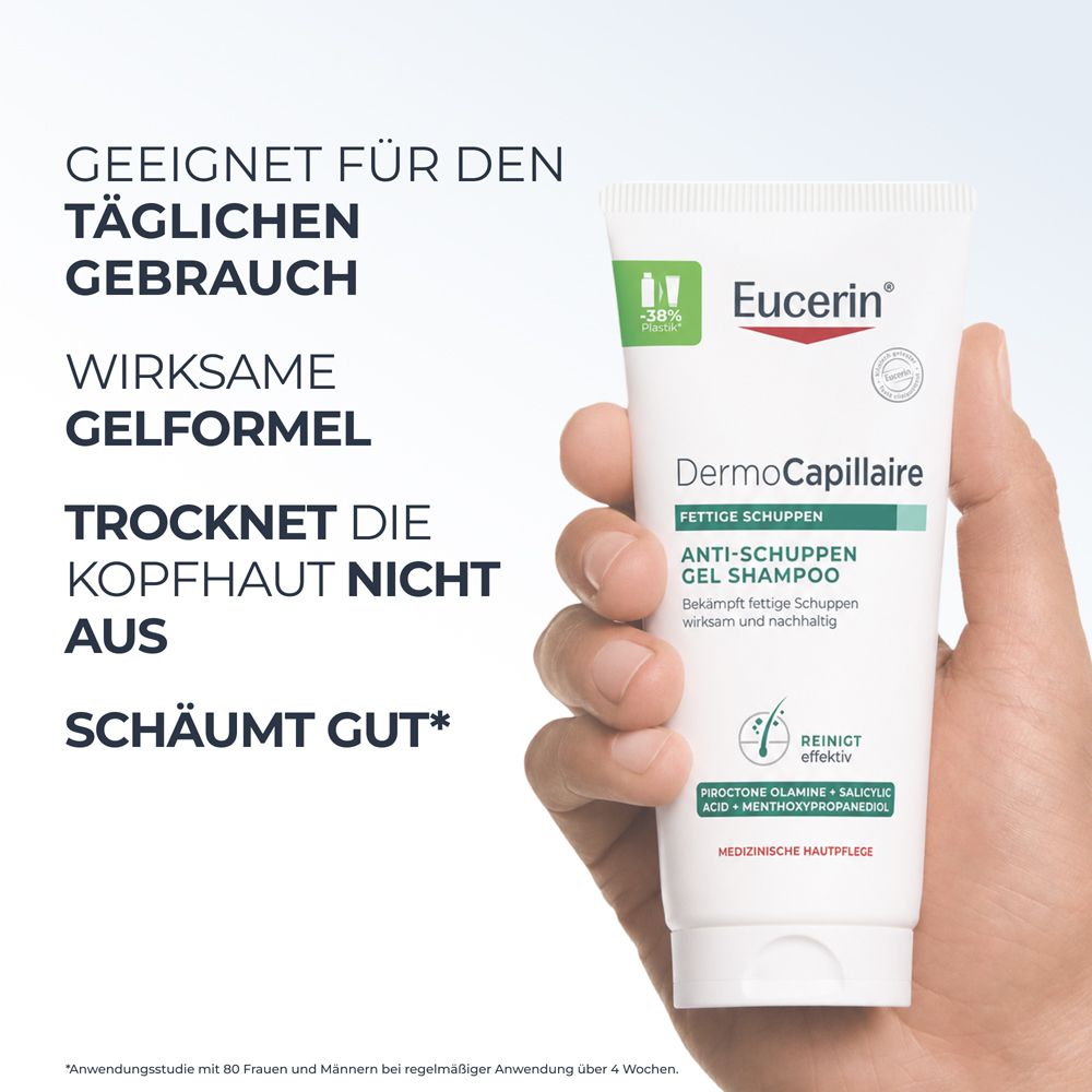 Mann hält Eucerin DermoCapillaire Anti-Schuppen Gel Shampoo, Text über täglichen Gebrauch und Gelformel.