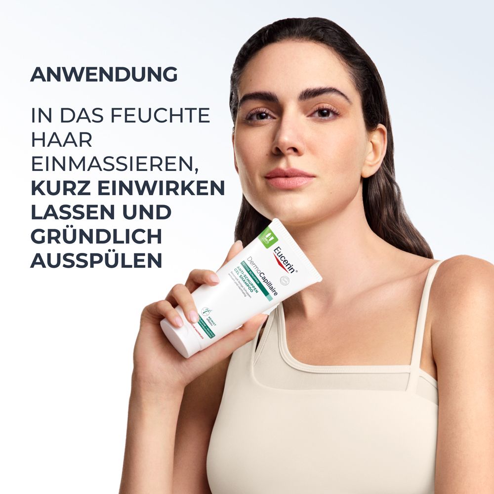 Frau mit Eucerin DermoCapillaire Anti-Schuppen Gel Shampoo, Text über Anwendungshinweise.