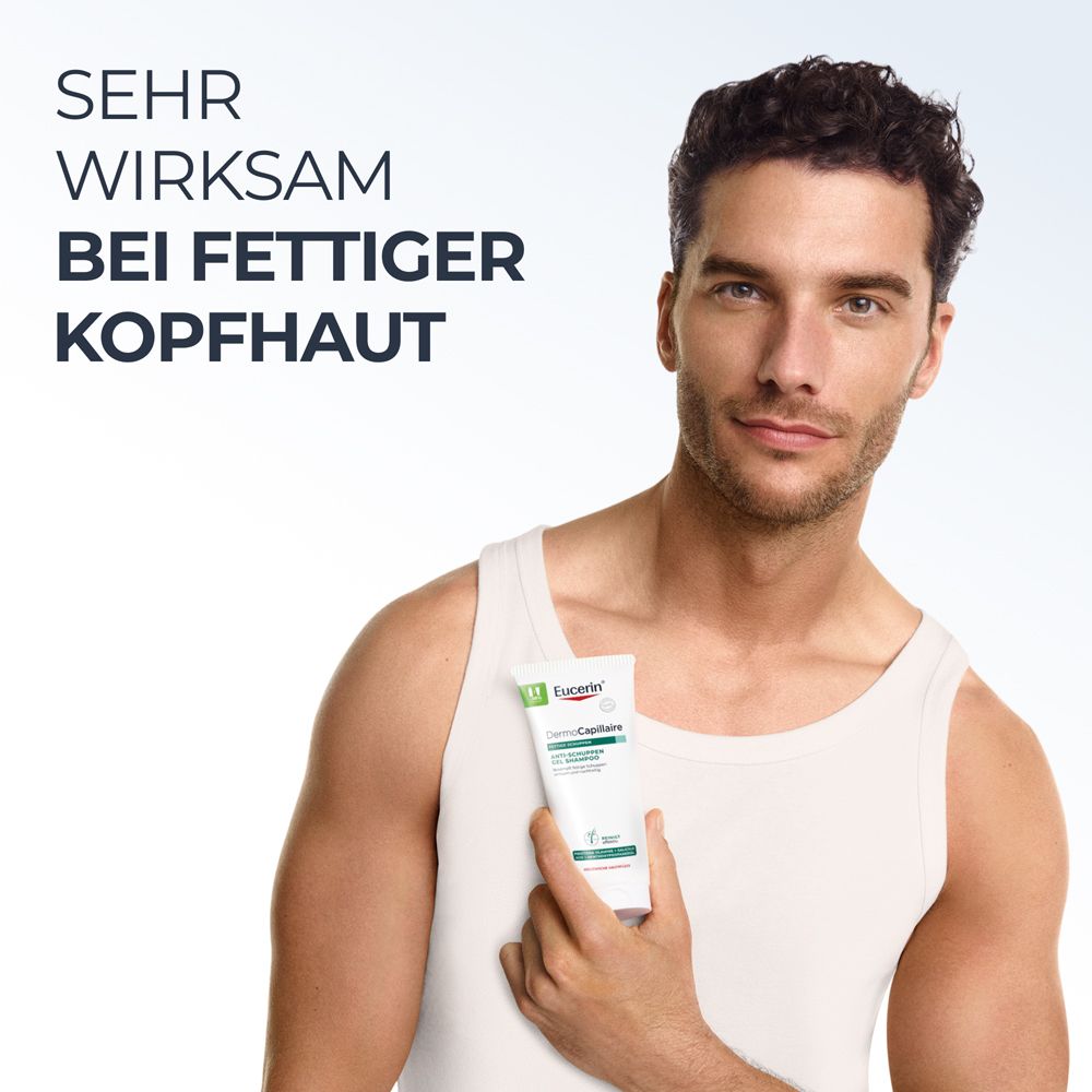 Mann mit Eucerin DermoCapillaire Anti-Schuppen Gel Shampoo, Text über Wirksamkeit bei fettiger Kopfhaut.