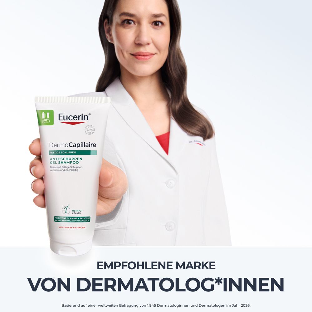 Frau im Arztkittel hält Eucerin DermoCapillaire Anti-Schuppen Gel Shampoo, Text über Empfehlung von Dermatologen.
