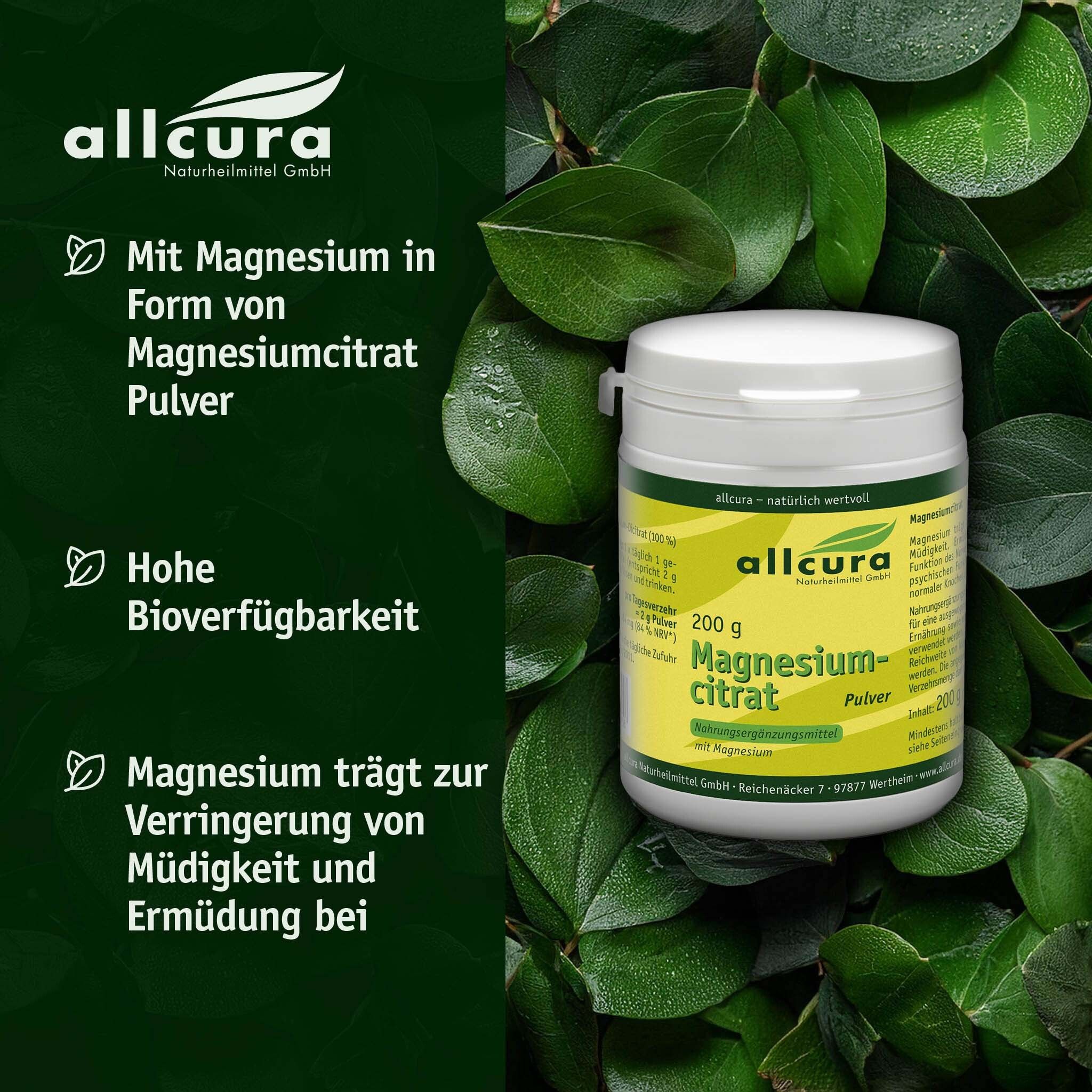 Behälter mit grünem Etikett vor Blättern. Text: Mit Magnesium, hohe Bioverfügbarkeit. Marke: allcura.