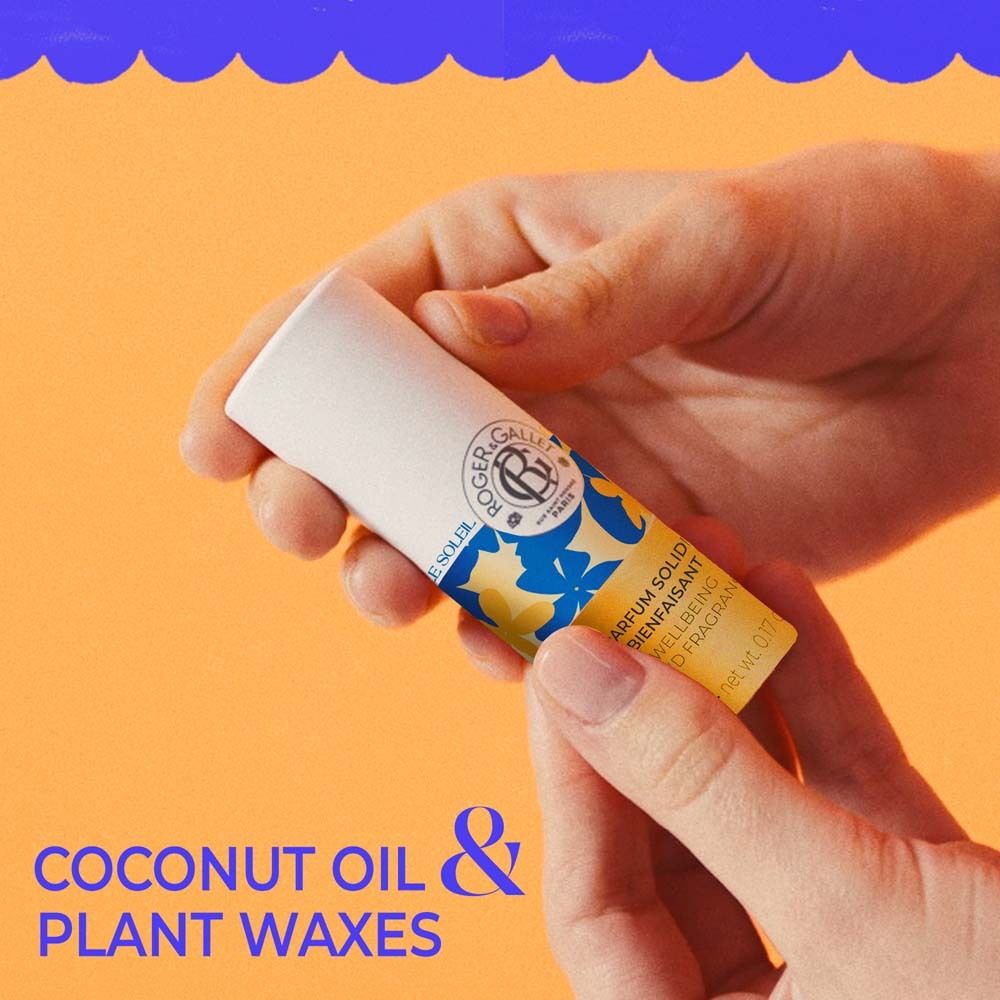 Hände halten zylindrischen Behälter. Text: Coconut Oil & Plant Waxes, Parfum Solide Bienfaisant, 5g.