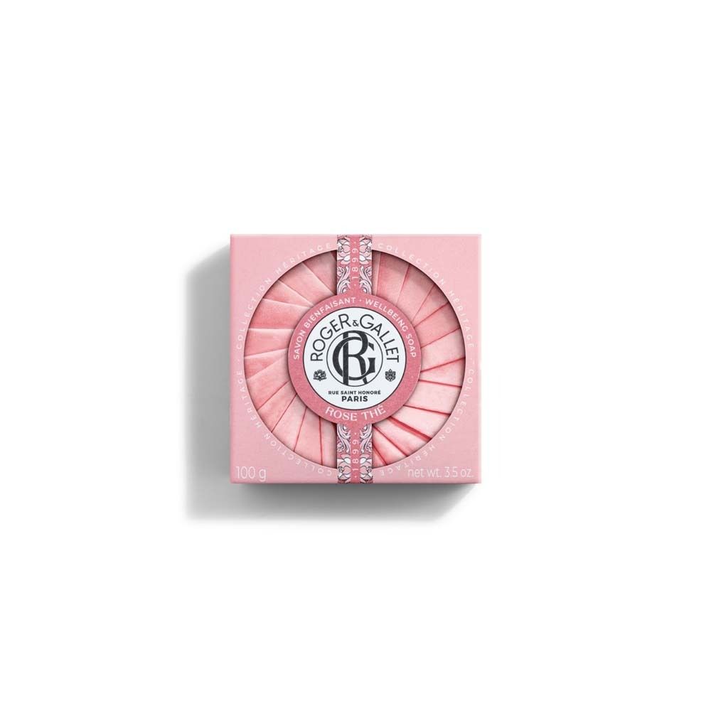 Rosa Seife in quadratischer Verpackung. Sichtbar: runde Seife mit Logo und Text. Text: Rose Thé, 100g, net wt 3.5 oz.