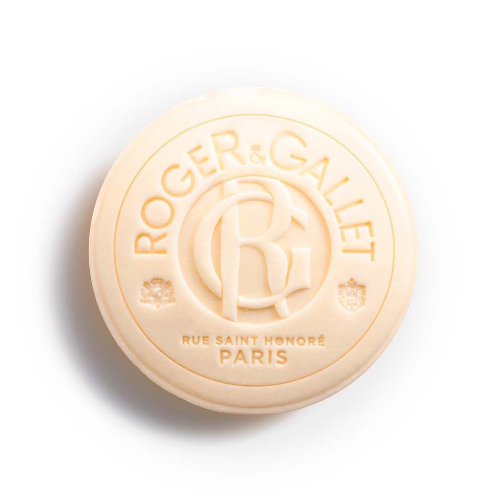 Runde, cremefarbene Seife mit geprägtem Logo und Schriftzug. Text: Roger & Gallet, Rue Saint Honoré Paris.