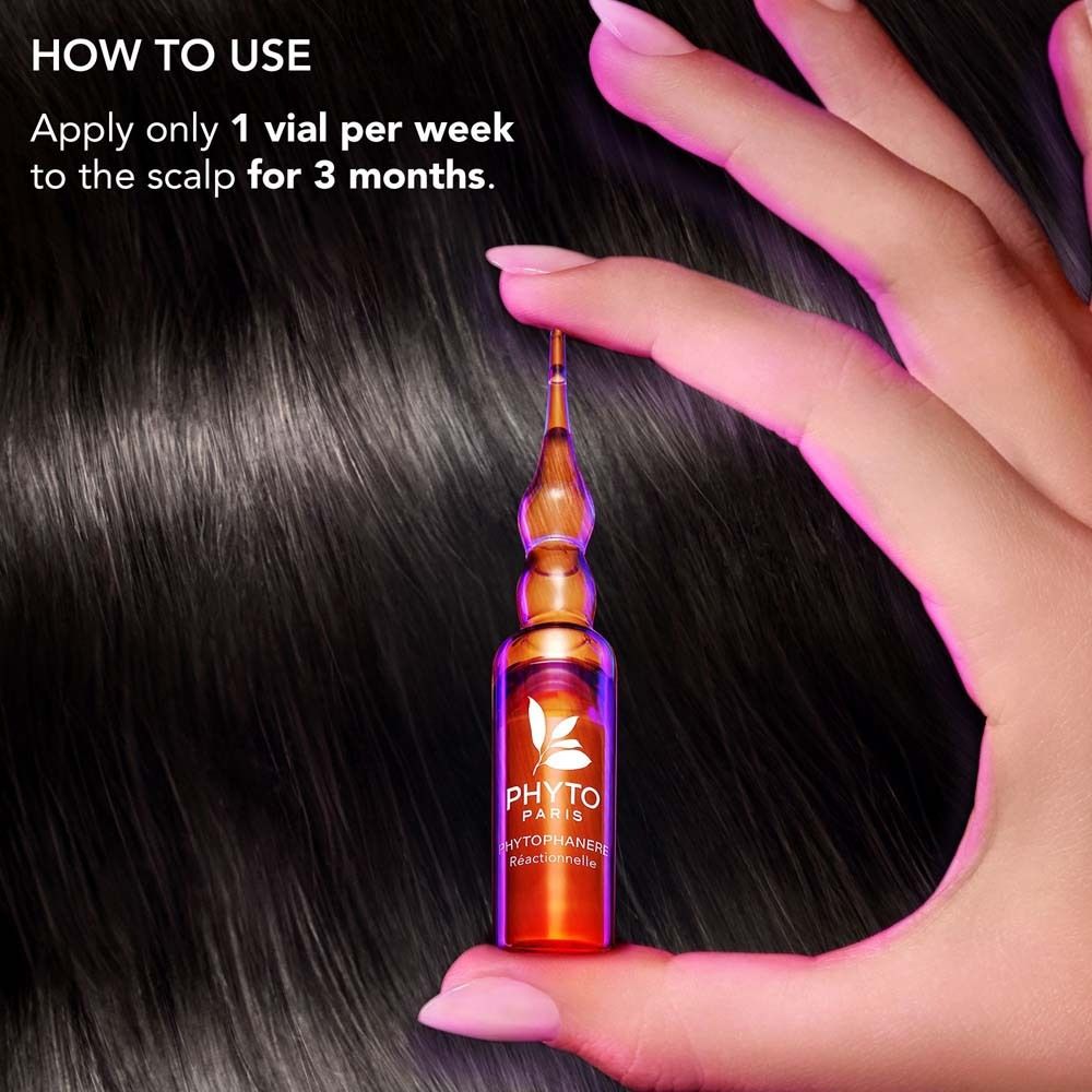Hand hält eine Ampulle. Aufschrift: Phytophanere. Text: Anwendung: 1 Ampulle pro Woche auf die Kopfhaut für 3 Monate auftragen.