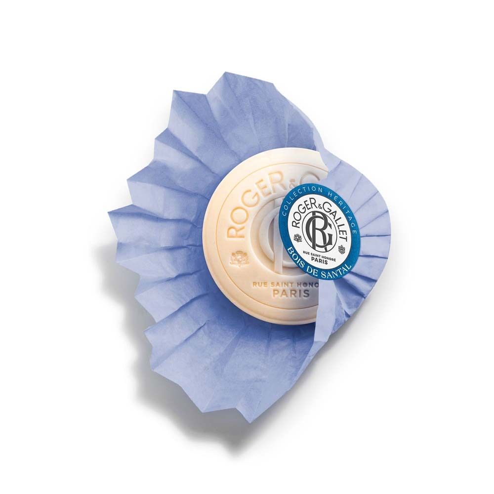Runde Seife, teilweise in blaues, gefaltetes Papier gehüllt, mit Roger & Gallet Logo.