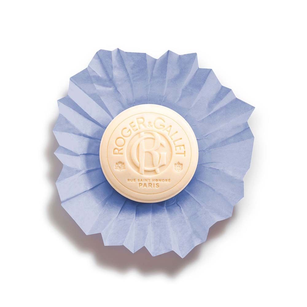 Runde Seife, vollständig in blaues, gefaltetes Papier gehüllt, mit Roger & Gallet Logo.