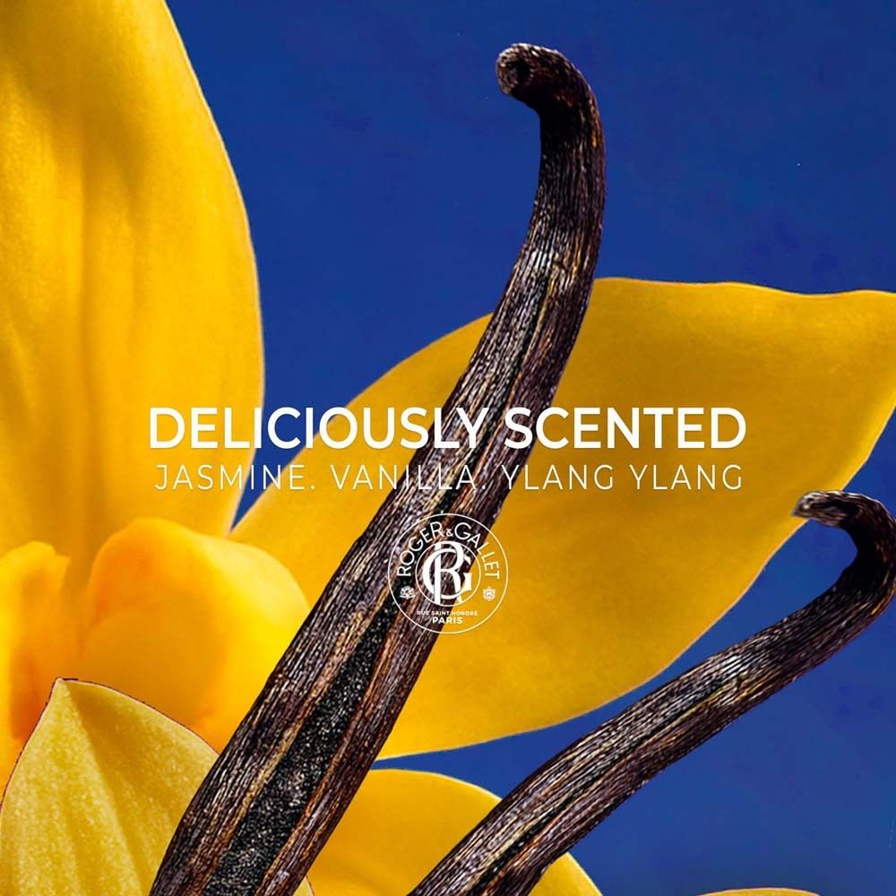 Nahaufnahme von Vanilleschoten und gelben Blütenblättern. Text: Deliciously Scented, Jasmine, Vanilla, Ylang Ylang. Logo: Roger & Gallet.