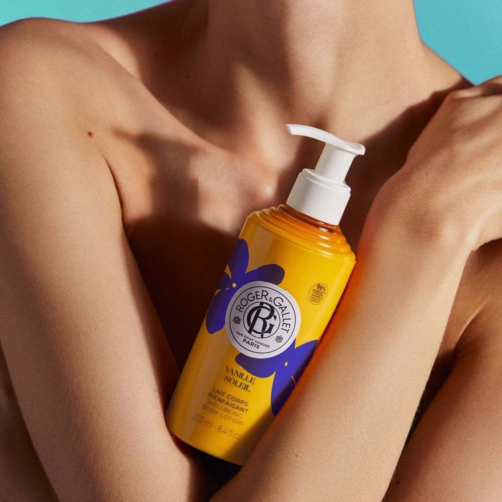 Gelbe Flasche mit Pumpe in Händen. Logo: Roger & Gallet. Text: Vanille Soleil, Lait Corps, 250 ml.