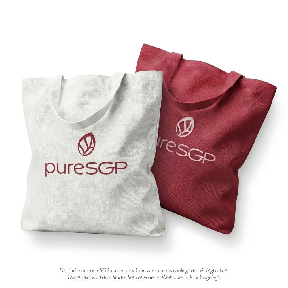 Zwei pureSGP Stofftaschen, eine in Weiß, eine in Rot.