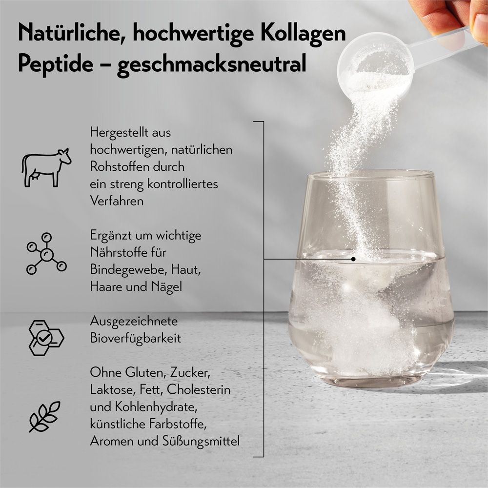 pureSGP Kollagen Pulver wird in ein Glas Wasser geschüttet.