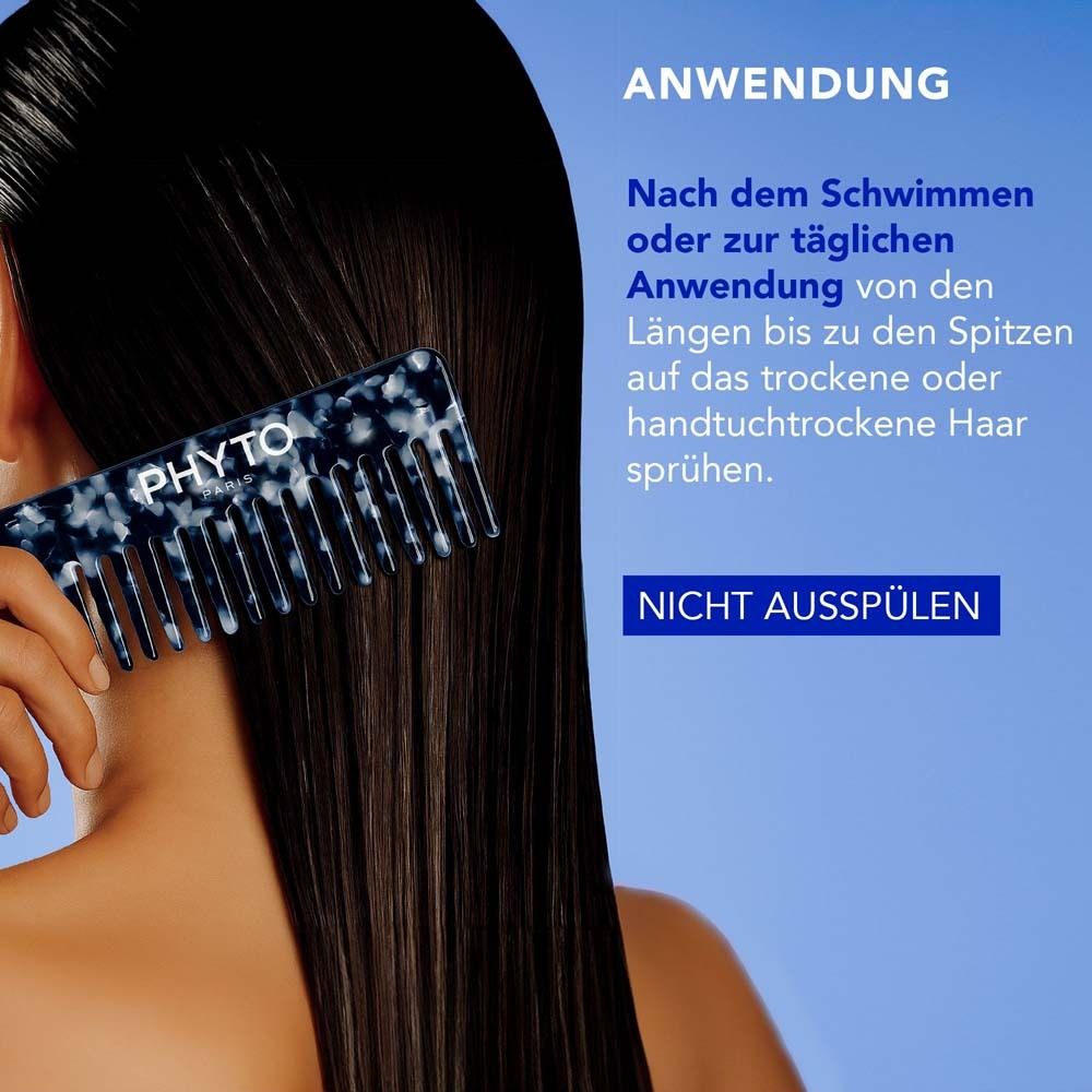 Frau kämmt ihr langes, dunkles Haar mit einem PHYTO-Kamm, Text zur Anwendung.