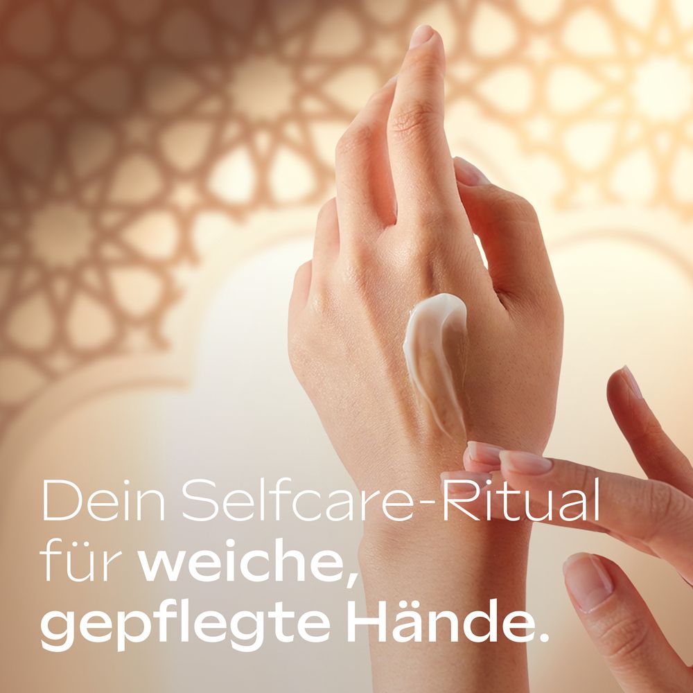 Auftragen von Weleda Amber Divine Handcreme auf die Hand für weiche Haut.