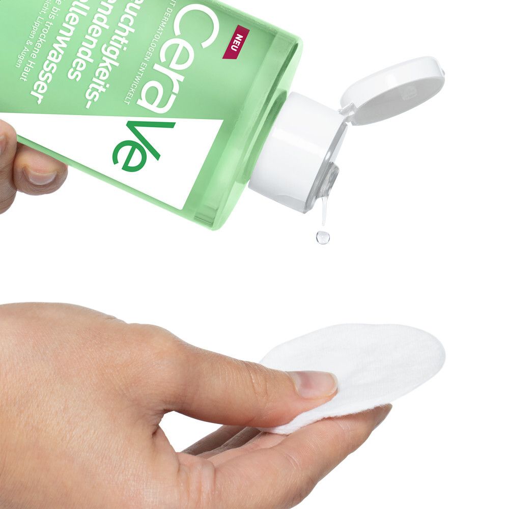 CeraVe Mizellenwasser auf Wattepad gegeben, mit Hyaluronsäure.