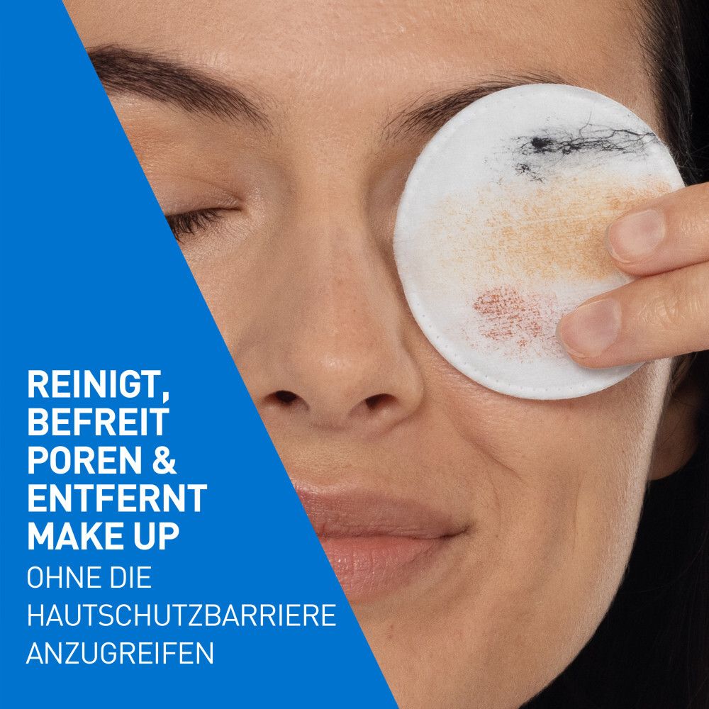 Frau reinigt ihr Auge mit einem Wattepad, das mit CeraVe Mizellenwasser getränkt ist. Make-up wird entfernt.
