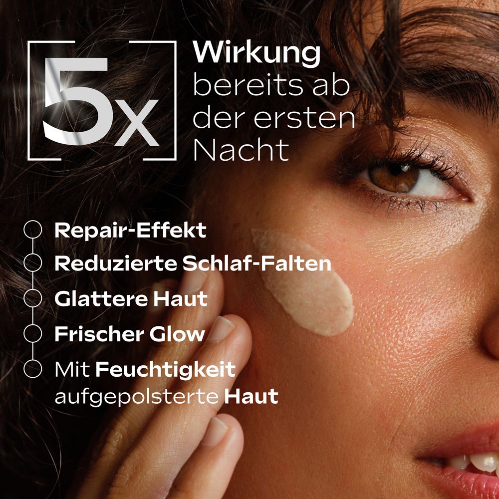 Frau mit aufgetragener Creme. 5x Wirkung ab erster Nacht: Glattere Haut, weniger Falten, mehr Feuchtigkeit.
