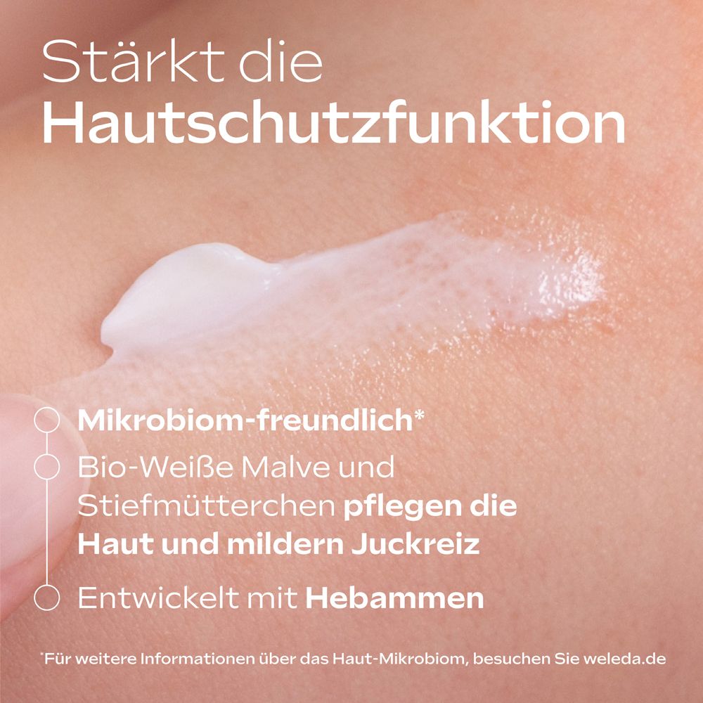 Creme auf Haut aufgetragen, mit Text über "Mikrobiom-freundlich" und "Bio-Weiße Malve".