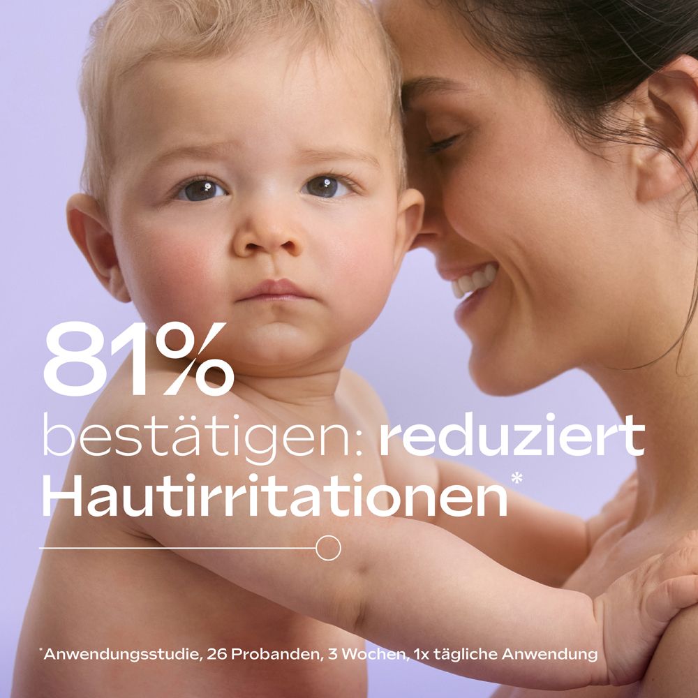 Frau hält Baby, mit Text "81% bestätigen: reduziert Hautirritationen".