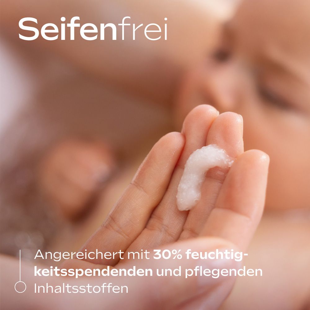 Hand hält eine kleine Menge des WELEDA Waschbalsams. Text: Seifenfrei. Angereichert mit 30% feuchtigkeitsspendenden und pflegenden Inhaltsstoffen.