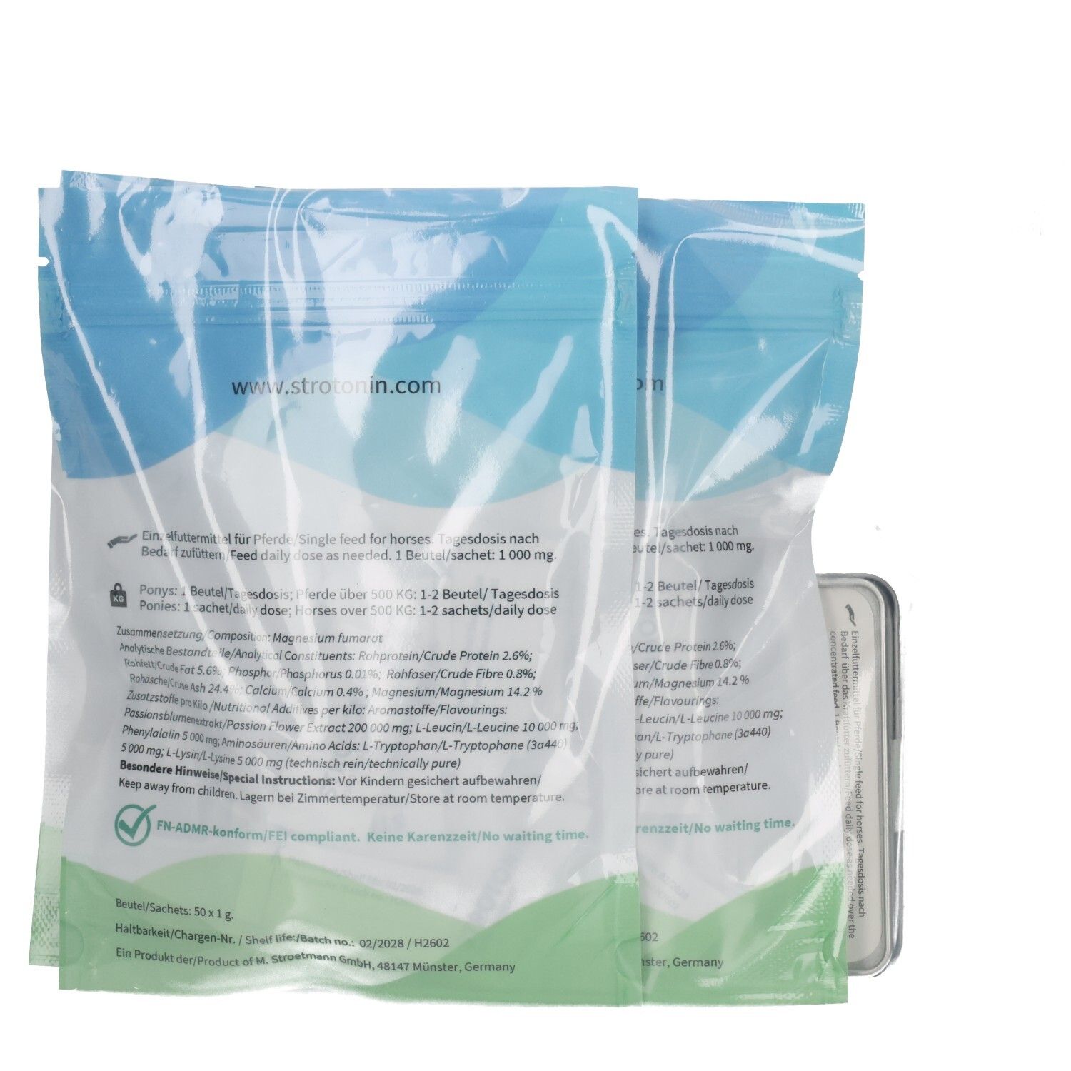 Zwei Beutel STROTONIN Horse Support Pulver. Die Rückseiten zeigen detaillierte Fütterungsempfehlungen und Inhaltsstoffe für Pferde.