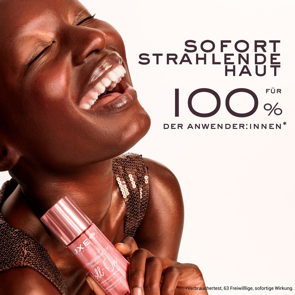 Frau mit Roll-On. Text: SOFORT STRAHLENDE HAUT FÜR 100% DER ANWENDER:INNEN. Produkt in der Hand.