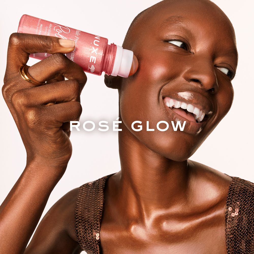 Frau mit Roll-On. Text: ROSE GLOW. Produkt wird auf die Wange aufgetragen.